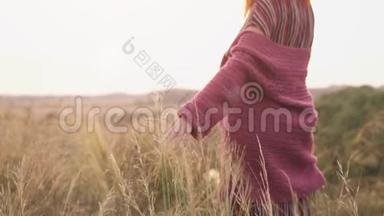 女人手触摸场。 孤独的女人走在丰收的田野里。 自然界的孤独.. 慢动作。 3840x2160